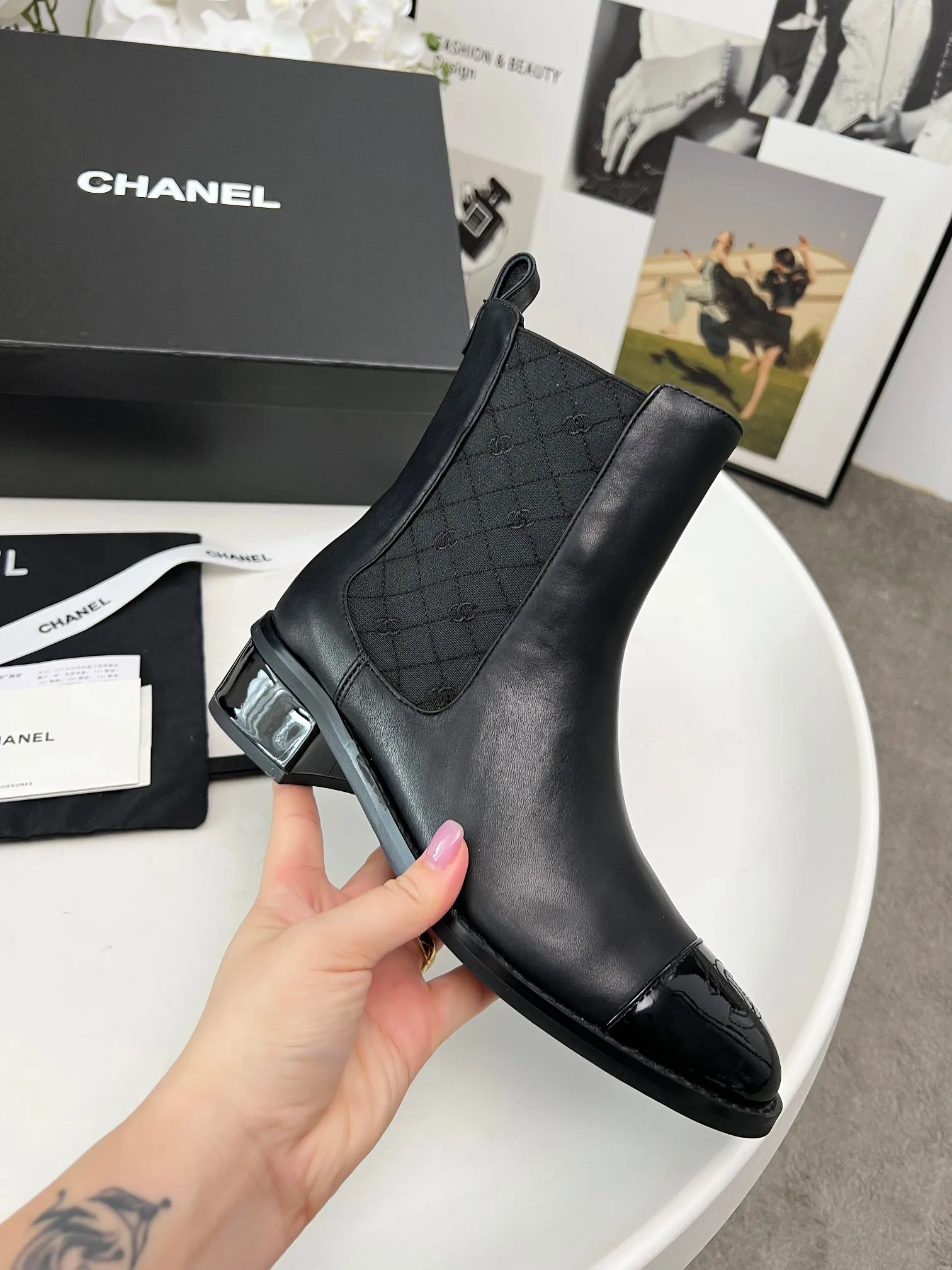 👟👟Ex-factory price 580👟👟 2025CHANEL These Chanel boots are amazing✨ Classic color matching, with a sense of high-end, the details of the toe are exquisite, and the fashion is instantly full when you put them on~ The different colors are easy to spot, and you can wear them with skirts and trousers to create a unique grandma style. Whose fashion DNA has touched it, I won’t tell you👀 Own it and you will want to carry the wind with you when you walk. These are fashionable and essential boots 👢 Fabric: cowhide Lining: sheepskin Color: black white apricot Heel height: about 4cm Tube height: 6 inches Size: 5-40 (41 customized)